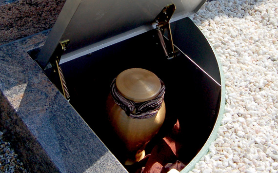 Urnenbestattung im Grab mit einer Urnenbox
